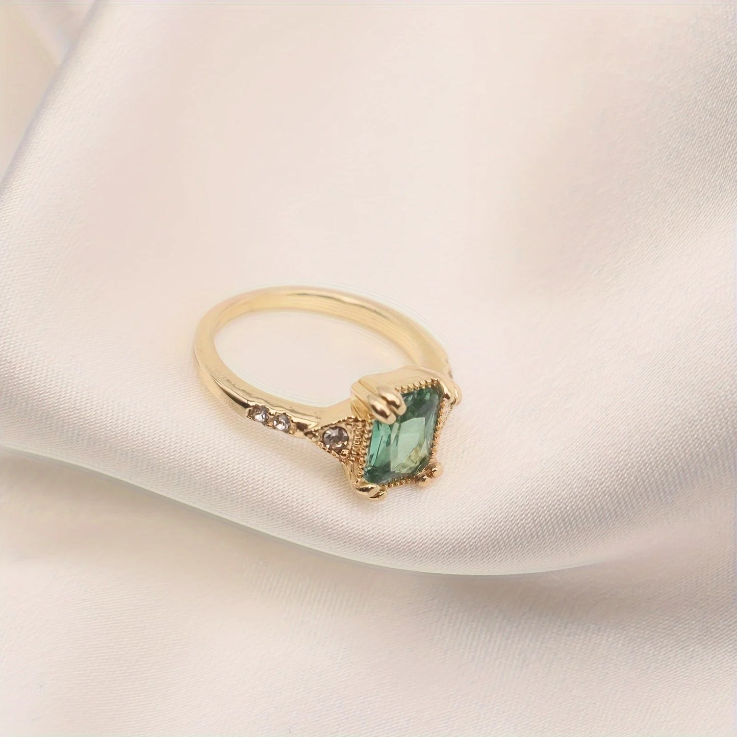 Exquisite Europe and the United States fashion inlaid green stone ring personalized retro engagement ring female gold-plated inl