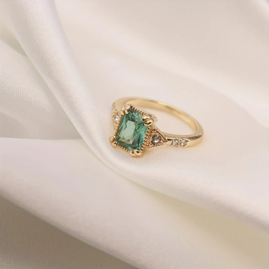 Exquisite Europe and the United States fashion inlaid green stone ring personalized retro engagement ring female gold-plated inl