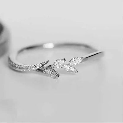 Huitan Women Fashion White Cubic Zircon Cute Leaf Wedding Engagement Ring Temperament Sweet Female Accessories Statement Jewelry